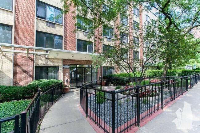 Building Photo - 540 W Roscoe St Rental