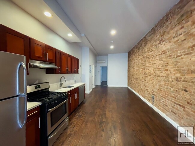 Building Photo - TOMPKINS AVENUE / Spacious 4-Bed 1-Bath Rental