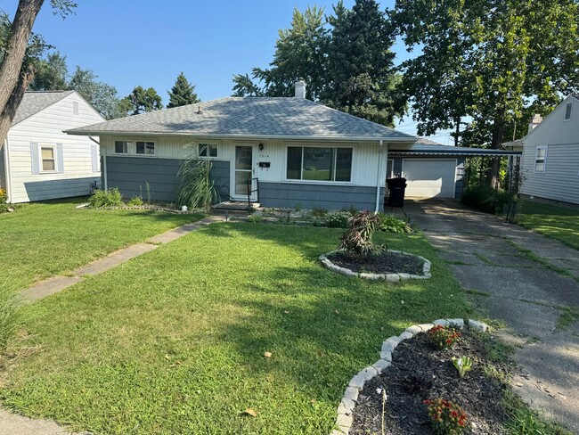 Building Photo - Two Bedroom Single Family Home with Fenced...