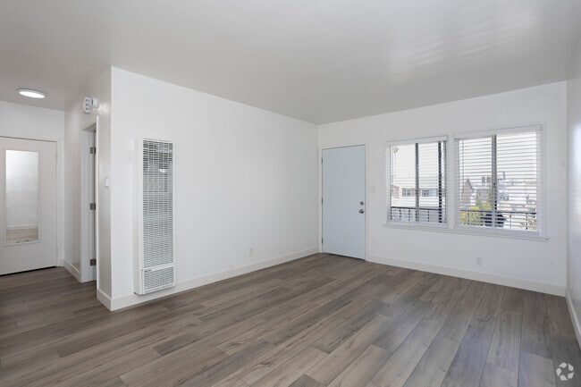 1BR, 1BA - 600SF - Living Room - 1732-1744 Orizaba Avenue