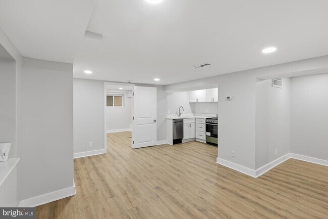 Photo - 2388 Champlain St NW