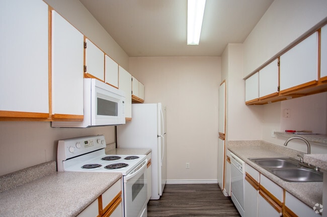 The Renaissance 2BDx2BA 945 ft² - Woodridge Apartments