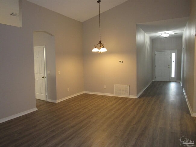 Photo - 608 Saleta St