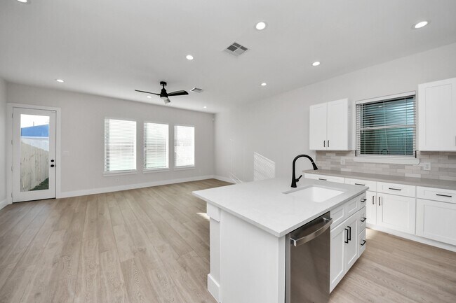 Photo - 8306 Comal St