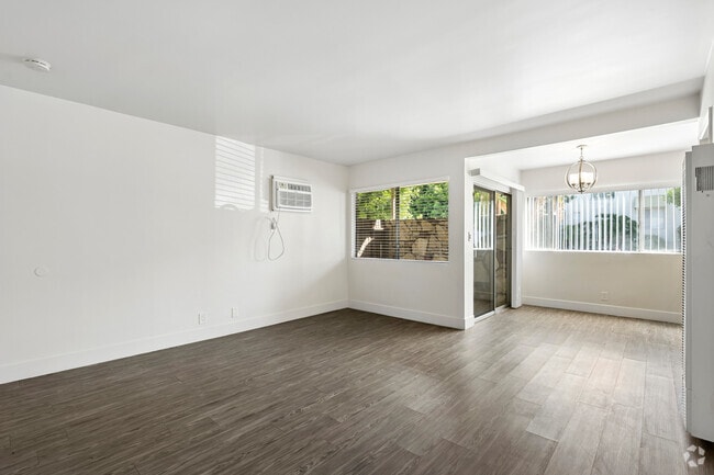 2BR, 1BA - 900SF - Living Room