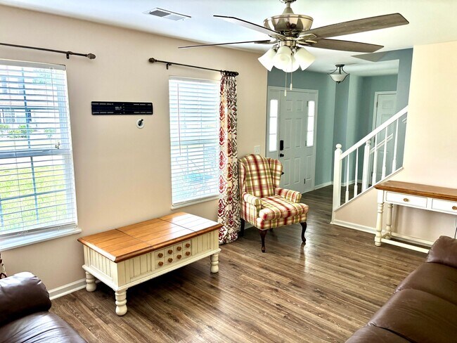 Photo - 280 Walkbridge Way