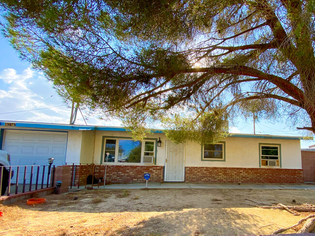 Beautiful 3 Bedroom 1.5 Bath House in Mojave CA - 15875 Lawrence Dr House