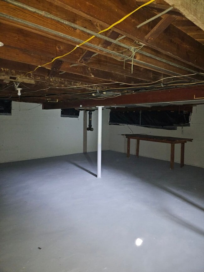 Building Photo - 2 bed 1 house