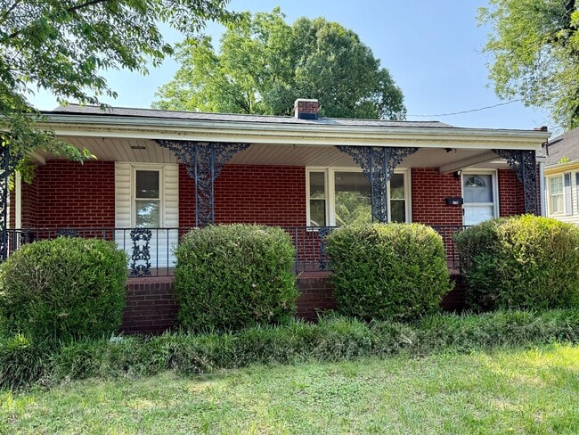Three bedroom, 1.5 bath house in Burlington - Three bedroom, 1.5 bath house in Burlington