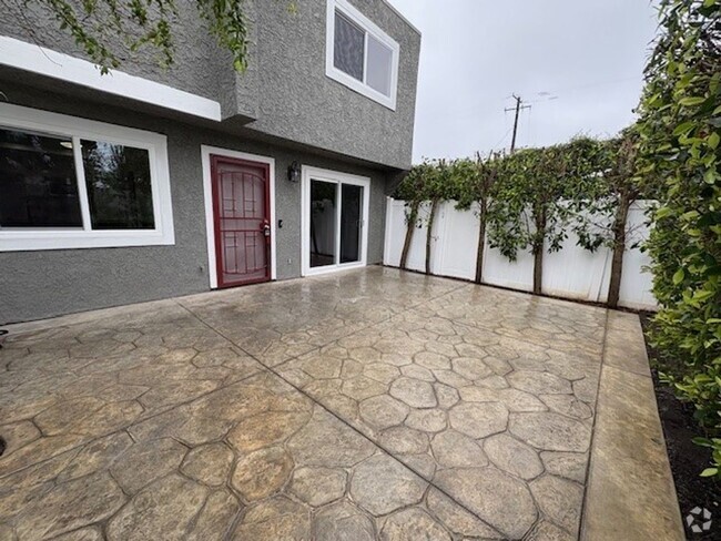 Building Photo - 3 bedroom townhouse for rent