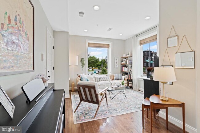 Photo - 1249 Kenyon St NW Unit 2