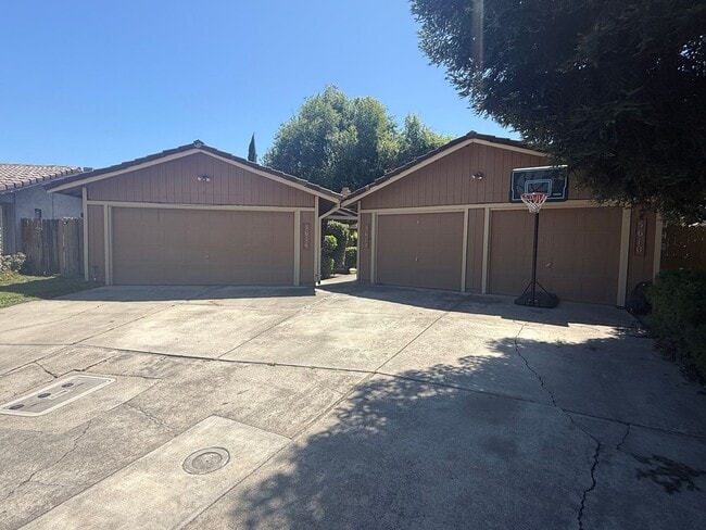 Building Photo - 3 Bed, 2 Bath Home with 2-Car Garage in Quail Lake Area