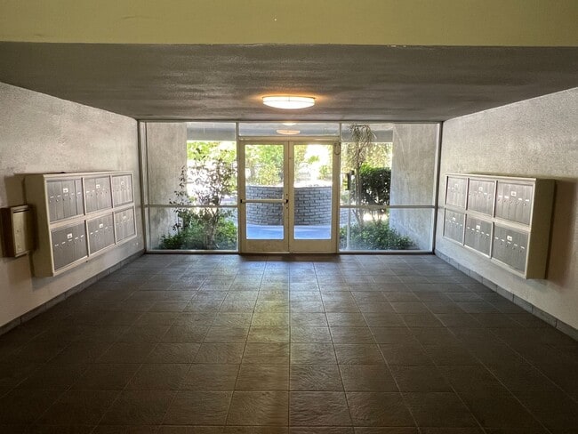 Photo - Encino Voltaire