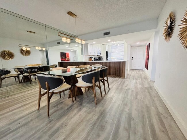 Photo - 1528 Whitehall Dr Unit #405