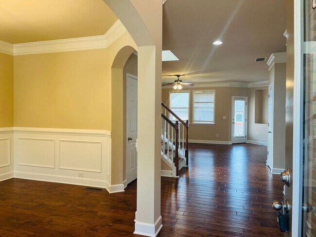 Photo - Huge 5 bedroom, 4 bathroom home located in Johns Creek! Must see!