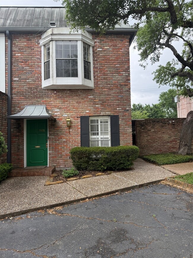 Building Photo - 7933 Woodway Dr Unit 6