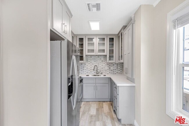 8613 1/4 W Olympic Blvd