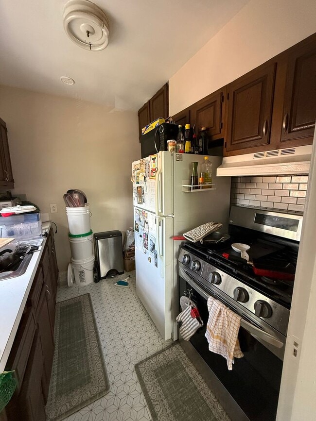Photo - Sunny, Spacious Brighton / Cleveland Circle Area 1 Bed on Strathmore Rd.  NO FEE