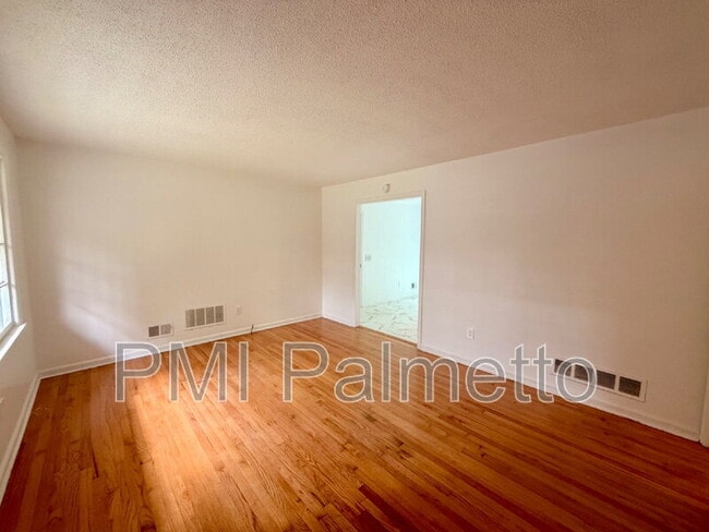1805 Carousel Cir