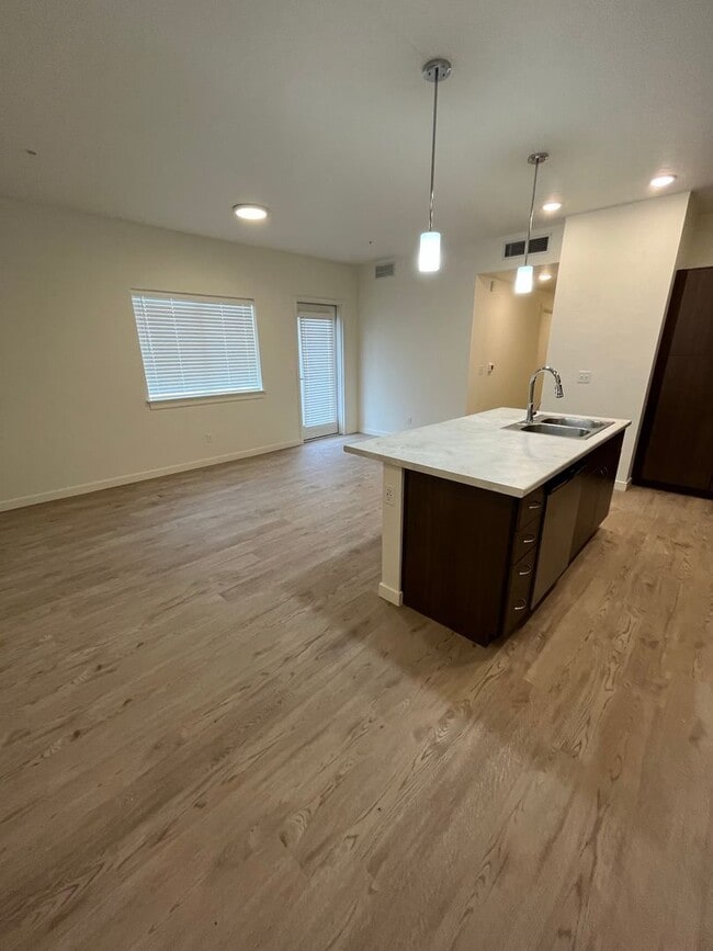 4715 Lexington sky lane Unidad 205