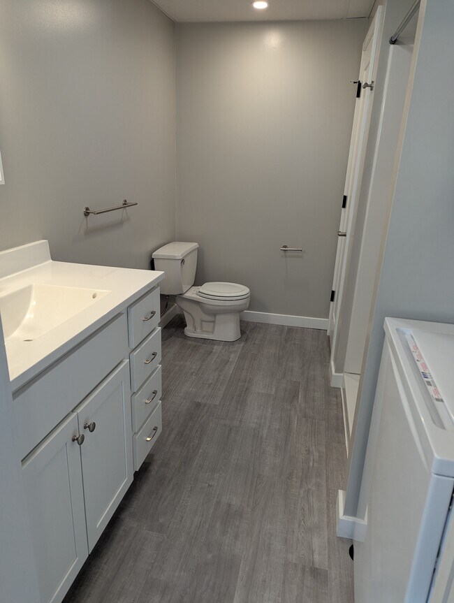 Photo - 100 E Washington St Apartamentos