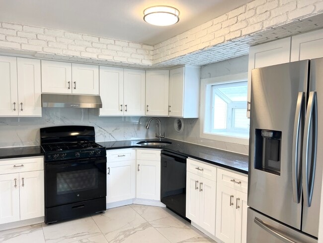 Photo - 156 Petrus Ave