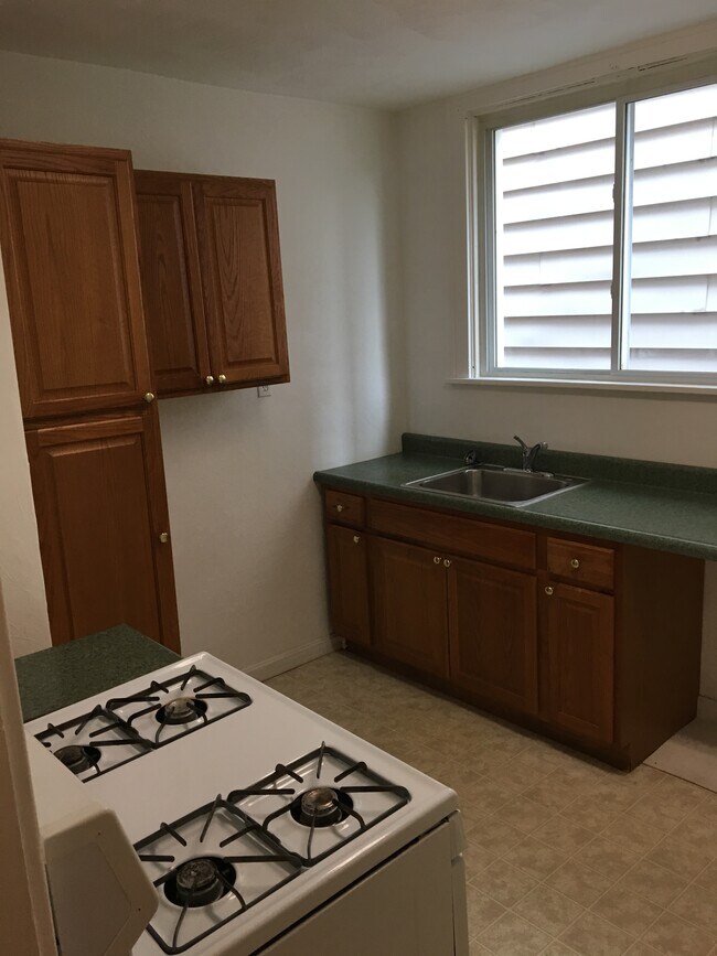 Equipped Kitchen - 3016 Jenny Lind St Unit 1