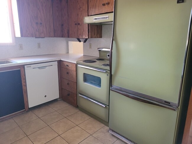 Photo - 3 bedroom 2 bathroom with 2 car garage. Unit 4040 Hawthorne Rd #1