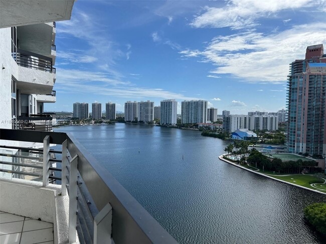 Building Photo - 3530 Mystic Pointe Dr Unit 1903 Rental