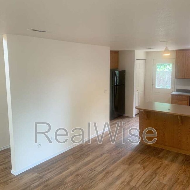 Photo - 210 3rd St