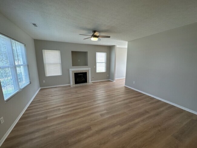 Photo - 713 Swanson St