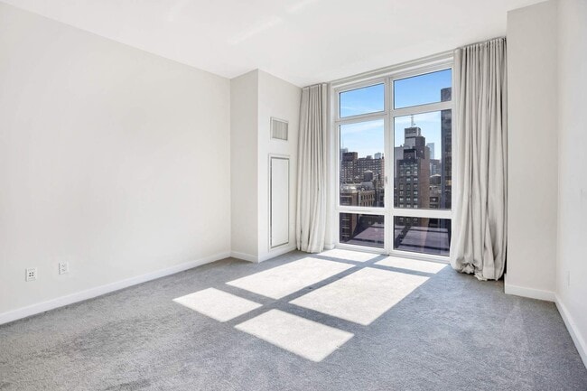Photo - 555 W 59th St