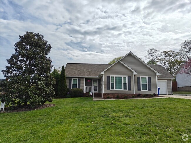 Building Photo - Three bedroom, 2 bath house in Graham