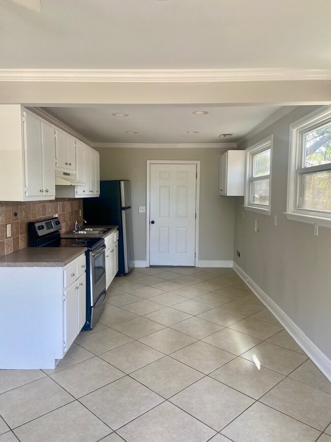 Photo - 2209 Center Way S