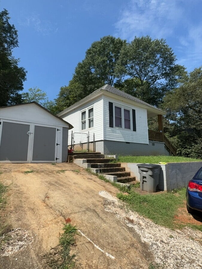 Photo - "Charming 2-Bedroom Retreat in Greenville – Ideal Location on W. 6th Street!"