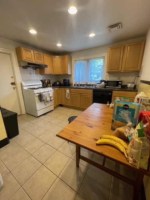 Building Photo - 275 Tappan St Unit 2
