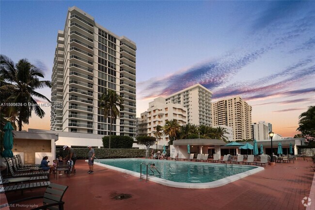 Building Photo - 2401 Collins Ave Unit 1009 Rental