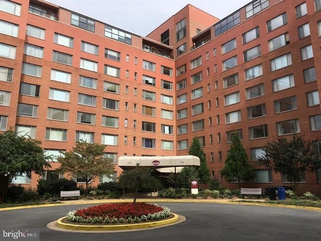 Building Photo - 1111 Arlington Blvd Unit 624