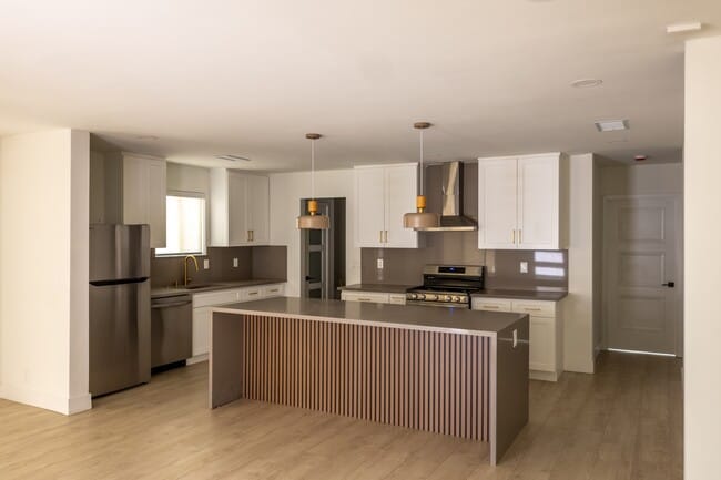 Building Photo - 17601 Hamlin St