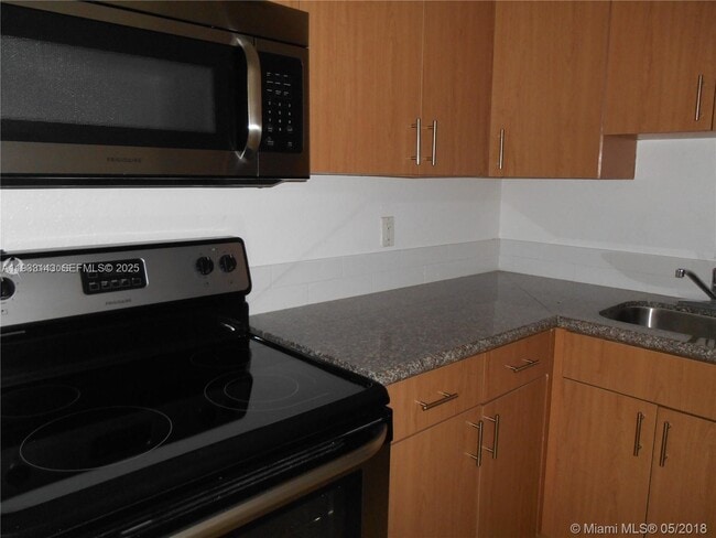 Building Photo - 5122 NW 79th Ave Unit 305