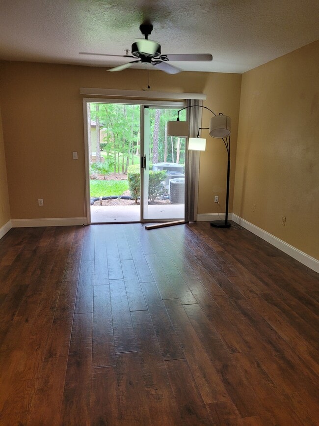 Sala de estar - 802 Crest Pines Dr Unidad 814