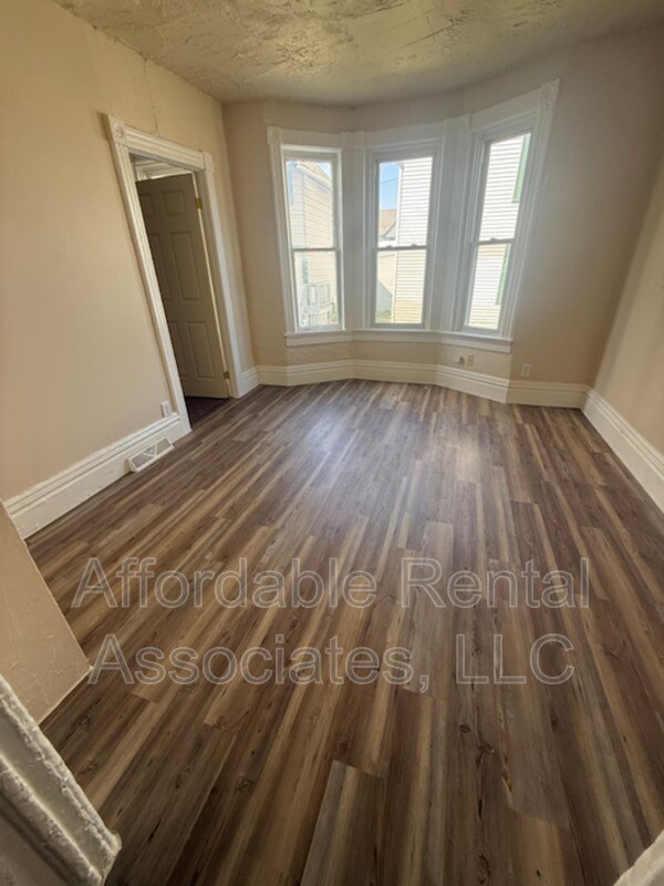 Photo - 107 W Kassner Pl Unit Lower