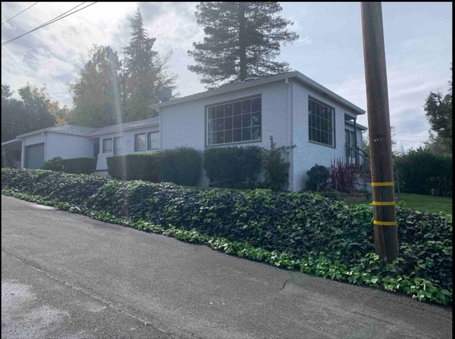 Photo - Furnished 3 Bedroom Downtown Home On Corne...