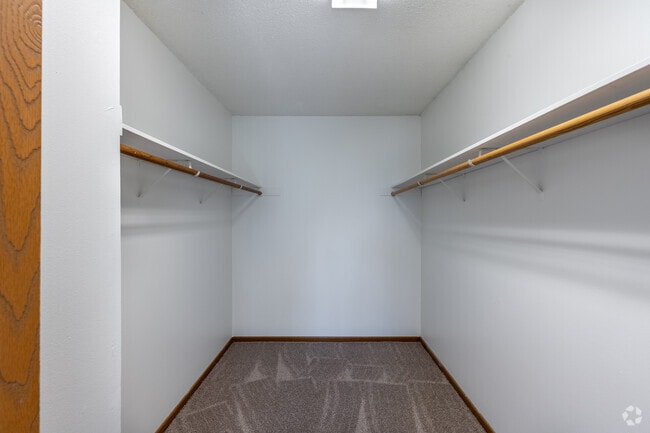 2BR, 1BA - 847SF - B - Closet