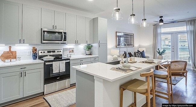 Building Photo - 2001 E 4th St