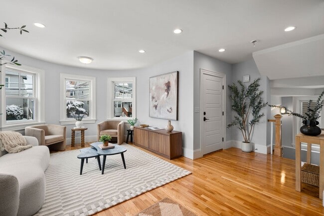Building Photo - Amazing 3 bed 3 bath in Allston