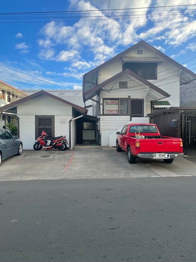 Studio back of property. Pkg @ red trk - 1927 Kalani St Apartments Unit B