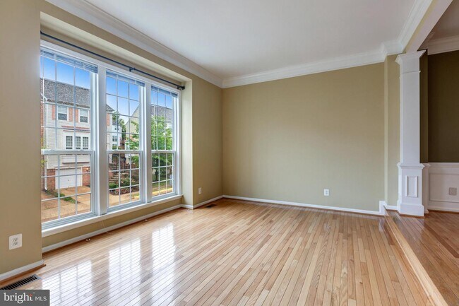 Photo - 45679 Waterloo Station Square