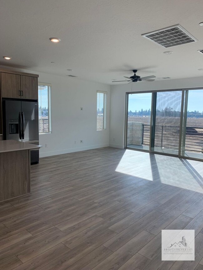 490 W Mahogany Ln