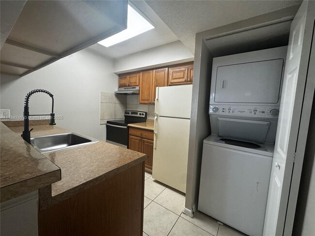 Building Photo - 5672 Rock Island Rd Unit 243 Rental
